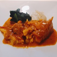 ポンテ ベッキオ - 国産黒毛和牛の炭火焼きロースト
                ナッツと山椒のソース 季節野菜添え