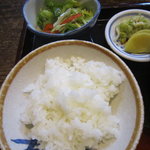 萬蔵庵 - ごはん、サラダ、香の物もつきます♪