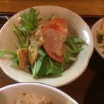 手打蕎麦 あおき - 豆腐サラダ  下に豆腐があります