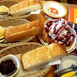 Komeda Kohi Ten - テーブルいっぱい