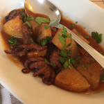 Torattoria Da Attilio In Paese - タコとポテトのトマト煮込み 30cmほどのオーバル皿に盛り付けてあります これ一皿で充分ですが盛り合わせなのでどんどん出てきます