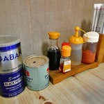 お食事処 龍華 - 卓上に常備された調味料類