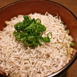 またたび餃子 - 刻んだザーサイが隠し味の『じゃこ飯』はラー油をかけて二度おいしい。