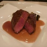 牛フィレ肉のポワレ マルシャンドヴァンソース　アップ