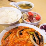 中国料理 五十番 - 海老と茄子のチリソース煮:￥823税込
            ご飯・サラダ・スープ・珈琲ゼリー付き