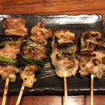 やきとり仁吉 - (左)はさみ 120円×2 (右)ｶﾞｰﾘｯｸ焼き 140円×2