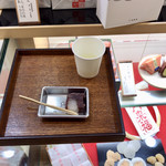 叶匠寿庵 - お年賀のお菓子を選びながらあもと昆布茶を頂きました