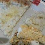 SALVATORE CUOMO ＆ BAR - 白いピザ。卵料理は美味しい♪