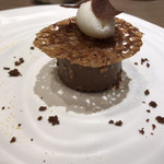 ラチュレ - ミルクチョコレートムース キャラメルクッキー 甘夏ソース ローリエのアイスクリーム