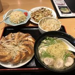 おおひろ - 鶏ラーメン(もやしトッピング)、五目炒飯、餃子(中)、豚肉野菜炒め