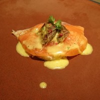 Bistro Kojiya - 自家製スモークサーモンとイチジク オレンジのサバイヨンソース