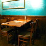 パパゴローゾ - テーブル席がふたつ。後はカウンター席。