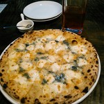 パパゴローゾ - ４種のチーズピッツァ  １０００円(税込)  モッツァレラ、ゴーダ、ゴルゴンゾーラ、グラナパダーノ。ゴルゴンゾーラも結構乗っていて臭旨。