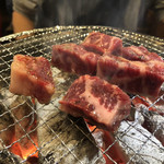 万両 - 塩ロース焼き中。