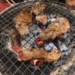 万両 - あご肉焼き中。