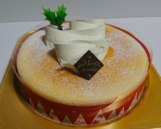 クリスマスに不二家の クリスマススフレチーズケーキ を買いました シャンテリークリームがたっぷりのったしっとりスフレのチーズケーキです By Benst 不二家 深川三条店 深川 ケーキ 食べログ