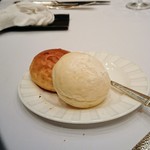 ウェスティンホテル淡路 - 淡路藻塩バターロールと淡路産キヌヒカリのお米パン（白いパン）