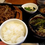Saketsumamidokoro Banya - 週替わりランチ(牛ばら焼きと山菜そば)