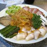 慶楽 - 前菜拼盤（叉焼、皮蛋、煮豚、白切鶏、海蜇、猪肝、泡菜）
