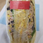 メゾン ムラタ - ツナサンドの方はオリーブとツナとコーンなどが入っていました。