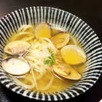 蛤うどん（御膳セット￥1933）。蛤特有のとろんとした出汁が染み出る、つゆまで飲み干してしまうこと必至！