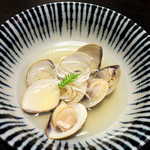 歌行燈 - 蛤酒蒸し（￥1080）。この味わい、日本酒と合わせれば最強無敵の組合せ！