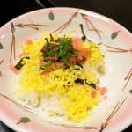 歌行燈 - 錦糸卵・椎茸・でんぶ・大葉が入ったちらし寿司。上品な風味