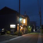 歌行燈 - 駐車場は数ヶ所あるが、写真手前の分かりやすい場所にあるので安心