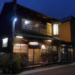 桑名・江戸町にあるうどん料理店「歌行燈」。実に風情ある木造建築ですが、一人で入っても大丈夫！