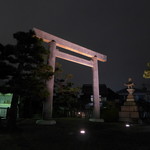 歌行燈 - （おまけ）伊勢国一の鳥居（伊勢神宮外宮から移設）。熱田から船に乗り、京を目指す旅人を出迎えた