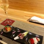 シャンパン&ワインと熟成鮨 Rikyu - 最初の前菜も裏切りなし！
            いちごとマスカルポーネ？チーズ、好きだったー♪