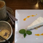 Putali Cafe - レアチーズ、ラムレーズンアイス、チャイ