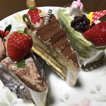 フレージュ近藤 - 左からショコラ・生茶・ティラミス
            全てが２８０円のショートケーキ