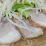 ラーメン二郎 - 油膜！とあまり見たことのない豚さんの脂身具合