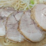 ラーメン二郎 - ヤサイを食べたあとの図。大判な豚さんの下には、少なめ？という麺が(^^;