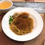 Wong Chi Kei Congee & Noodle - 馳名雲呑蝦子撈麺。添えられたスープを上からちょっとずつ掛けると、麺がほぐれて食べやすい。お向かいの大陸男女は「奥の方」から来たのかそれを知らずに麺の塊ごと持ち上がって大騒ぎ。楽しそうで股、佳し。