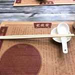 Wong Chi Kei Congee & Noodle - 卍先生に叱られそうだが、（食卓の狭い）茶餐廳や麵粥店では、箸は「横置き」になっているのが道理であり、社会通念であり、ワールド・ヴァリュー（世界基準©️副島隆彦）である事、いうを待たぬ。