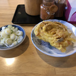 手打うどん 松屋 - タマネギ天と大量の刻みネギ。