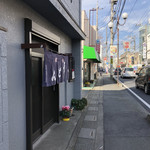 手打うどん 松屋 - 駅方面から歩いてくると左側に見えてきます。