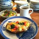 ブリコラージュ ブレッド アンド カンパニー ダイニング・カフェ - グリル野菜とクワトロフォルマッジのブリコラージュブレッドタルティーヌ。20181226　トッピングされているフレッシュトマトのさわやかさがポイント。おいしかったです。(^ー^)