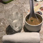 インドカレー料理 ナマステグル - お冷、おしぼり、スープ