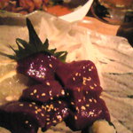 久遠の空 - 一押しのレバ刺しです。奥にあるのは鶏皮ぽん酢。