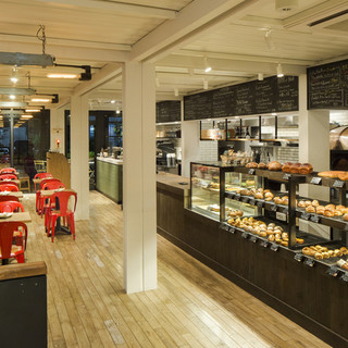 異国を感じさせるオシャレな空間で、ヘルシーメニューを楽しむ