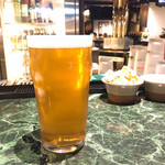 DICKENS BAR - ヤングマスタークラシックペールエール。ラッチなモルト風味と喉の渇きの癒しを兼ね備えた、北アメリカとオーストラリアのホップを用い、だそうな。