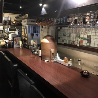 カウンター｜一人飲み・デート・スタッフとの会話も楽しめるかも！