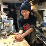 麺処ほん田 - 麺を素早く手揉みする本田店主 (掲載了承済み)