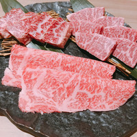 近江うし 焼肉 にくTATSU 青山本店 - 右 近江牛 イチボステーキ 2400円(焼肉用カット)
                左 近江うし 極上ハラミ 3000円
                下 極上ロース焼きしゃぶ 2400円