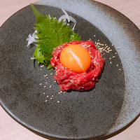 近江うし 焼肉 にくTATSU 青山本店 - にくTATSUユッケ 1400円