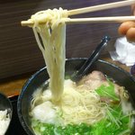 支那そば　碇屋 - 麺は細麺