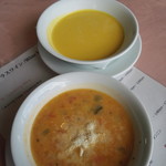 Antonio - 本日のスープ（上）とミネストローネ（下）